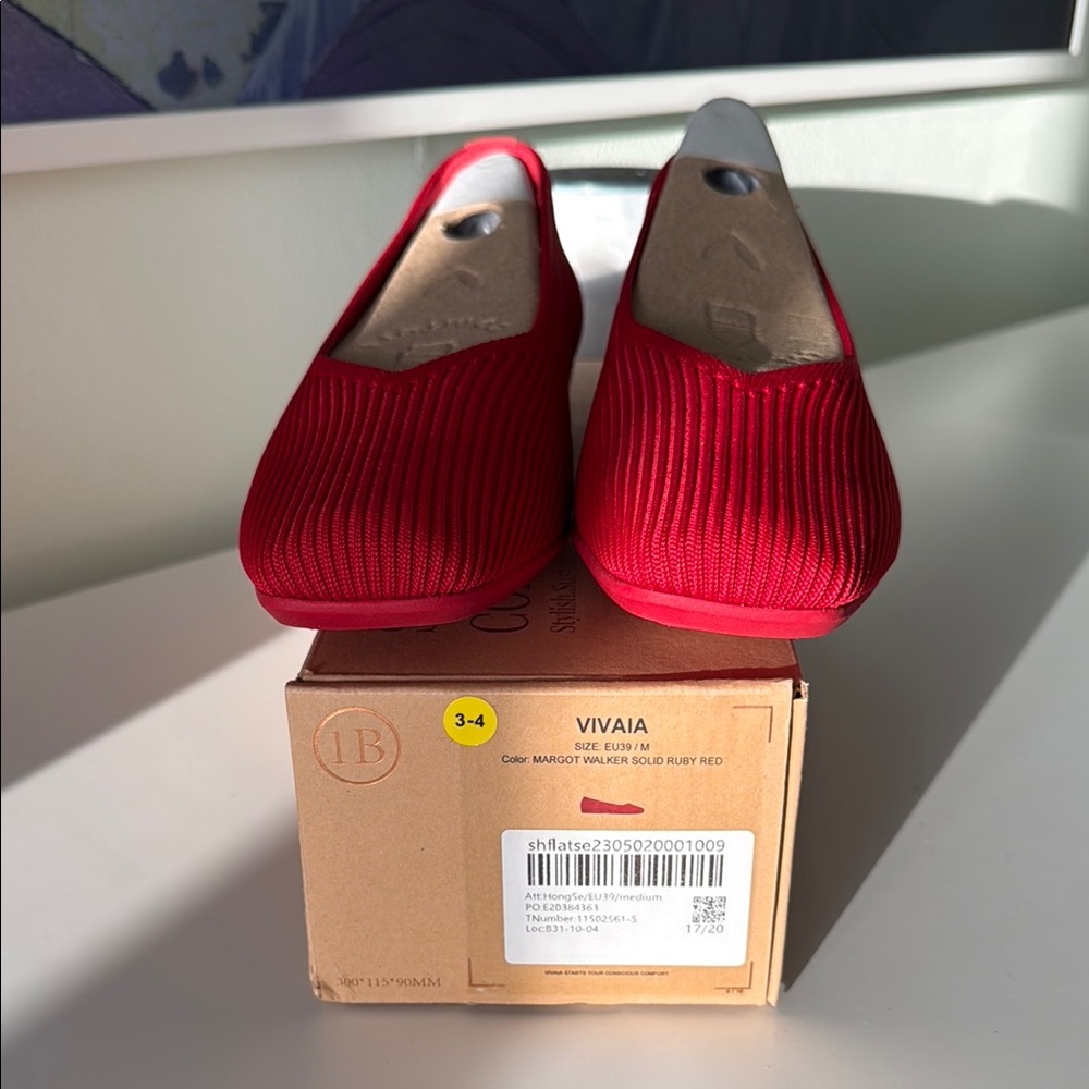 New- VIVAIA Lightweight Square-Toe V-Cut Flats (Margot Walker)